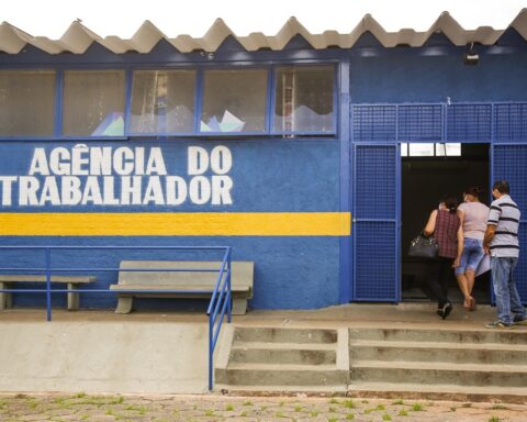 Cinco vagas são para profissionais com curso superior. Os salários ofertados variam de R$ 1.212 a R$ 4.500. Foto: Tony Oliveira / Agência Brasília